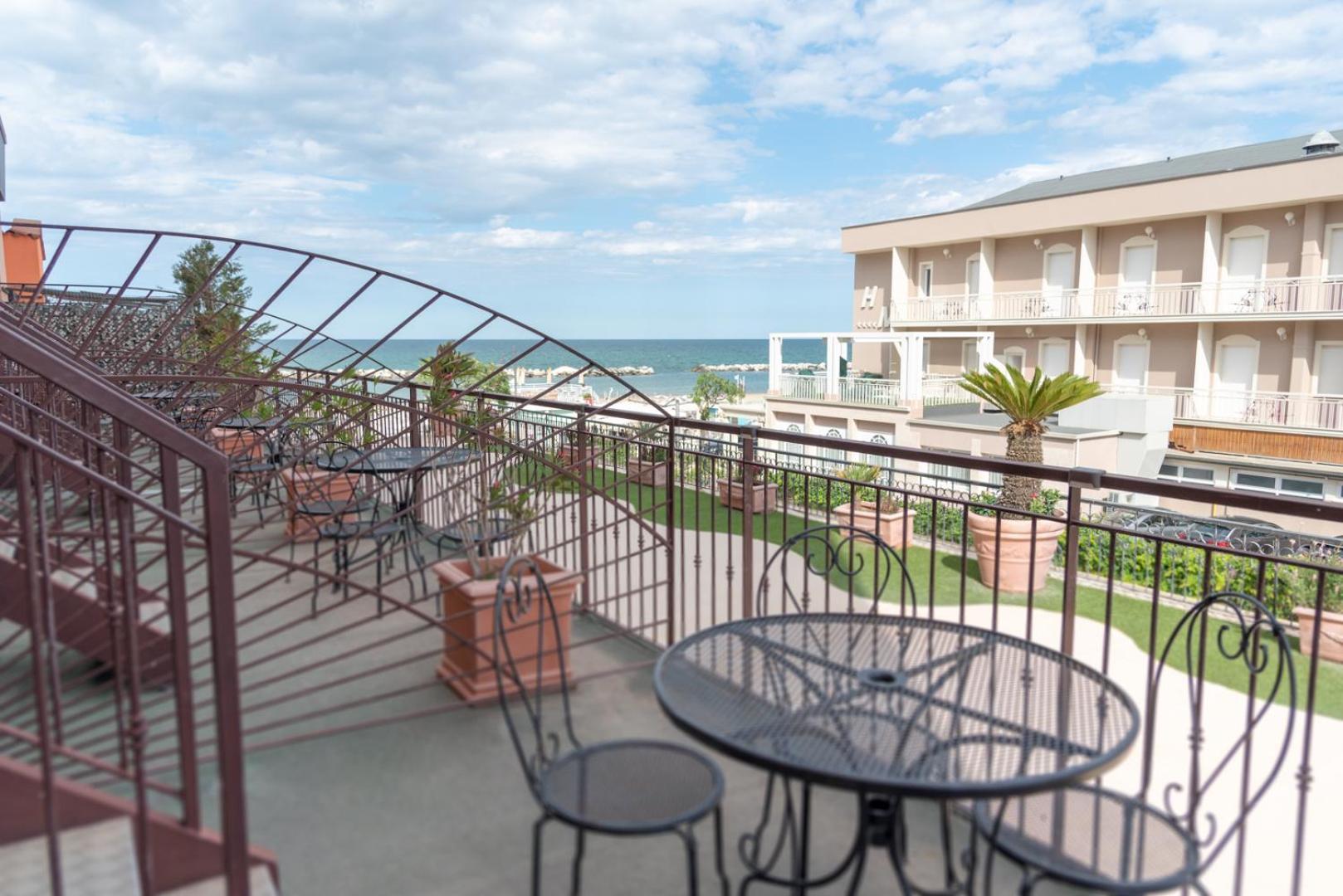 Hotel Giorgetti Orange Bellaria-Igea Marina Exteriör bild